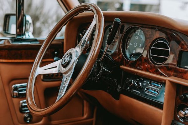 Quels sont les meilleurs produits pour entretenir les garnitures en bois de luxe d'une voiture ancienne?