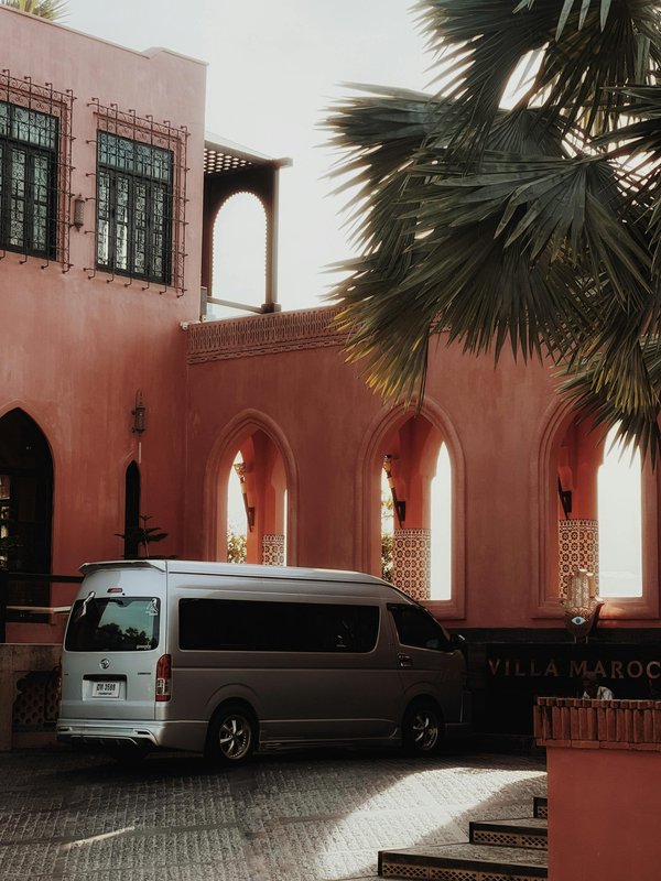 Louez un minibus 9 places pour des trajets sûrs et confortables